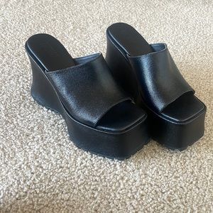 POSTER GIRL PLATFORM SLIDE